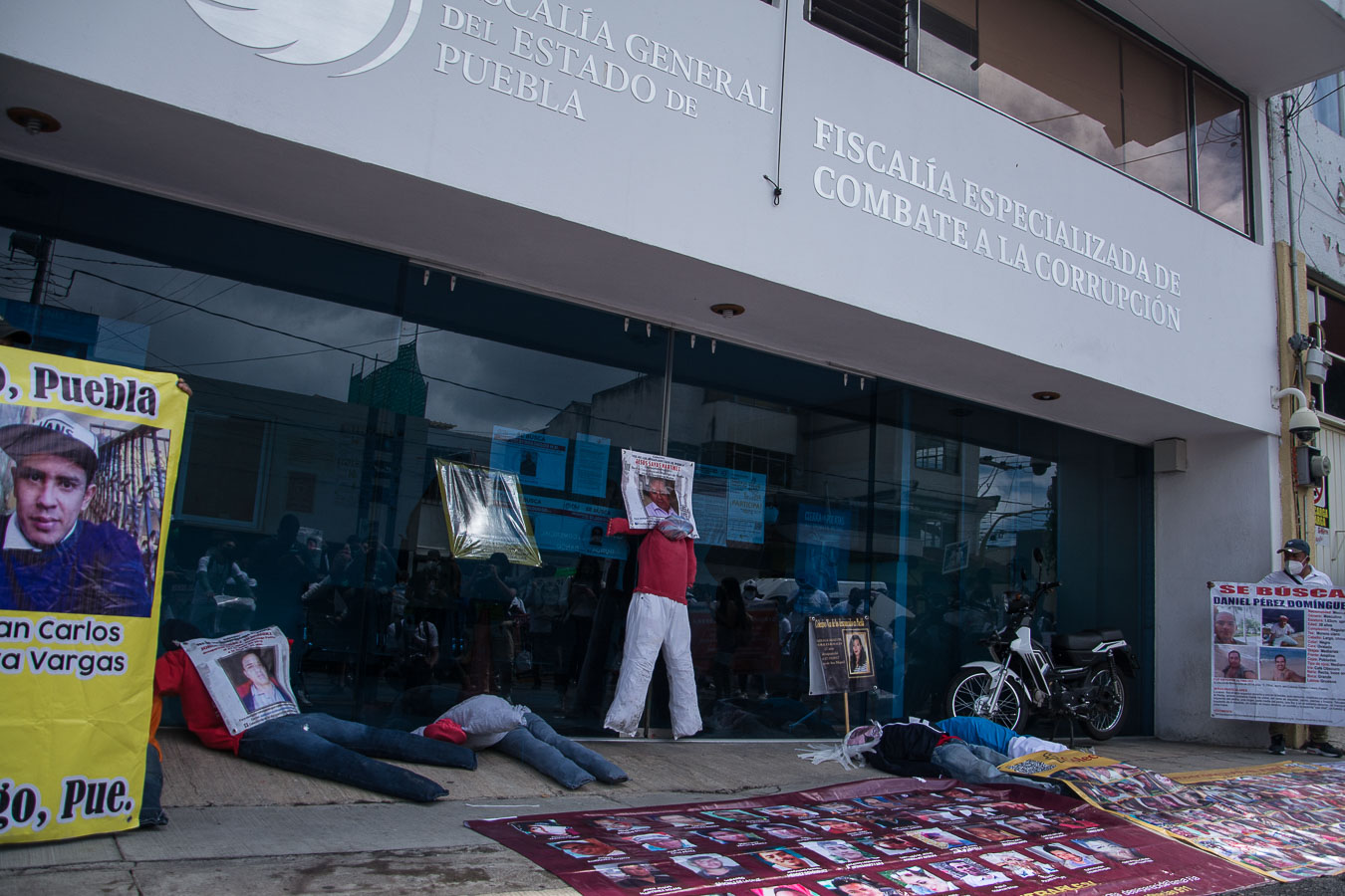 Distintos colectivos de familias de personas desaparecidas realizaron una marcha que inició en la FGE y terminó en Paseo Bravo