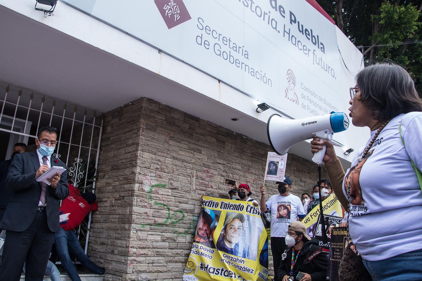 Distintos colectivos de familias de personas desaparecidas realizaron una marcha que inició en la FGE y terminó en Paseo Bravo