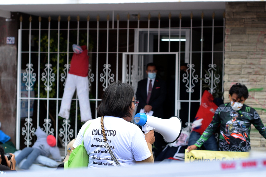 Distintos colectivos de familias de personas desaparecidas realizaron una marcha que inició en la FGE y terminó en Paseo Bravo