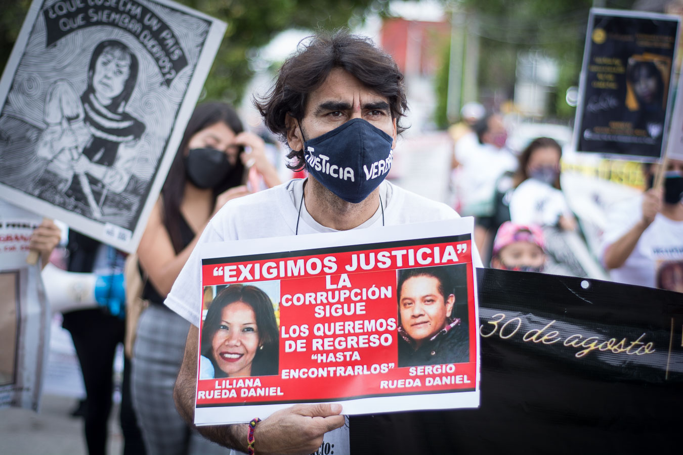 Distintos colectivos de familias de personas desaparecidas realizaron una marcha que inició en la FGE y terminó en Paseo Bravo