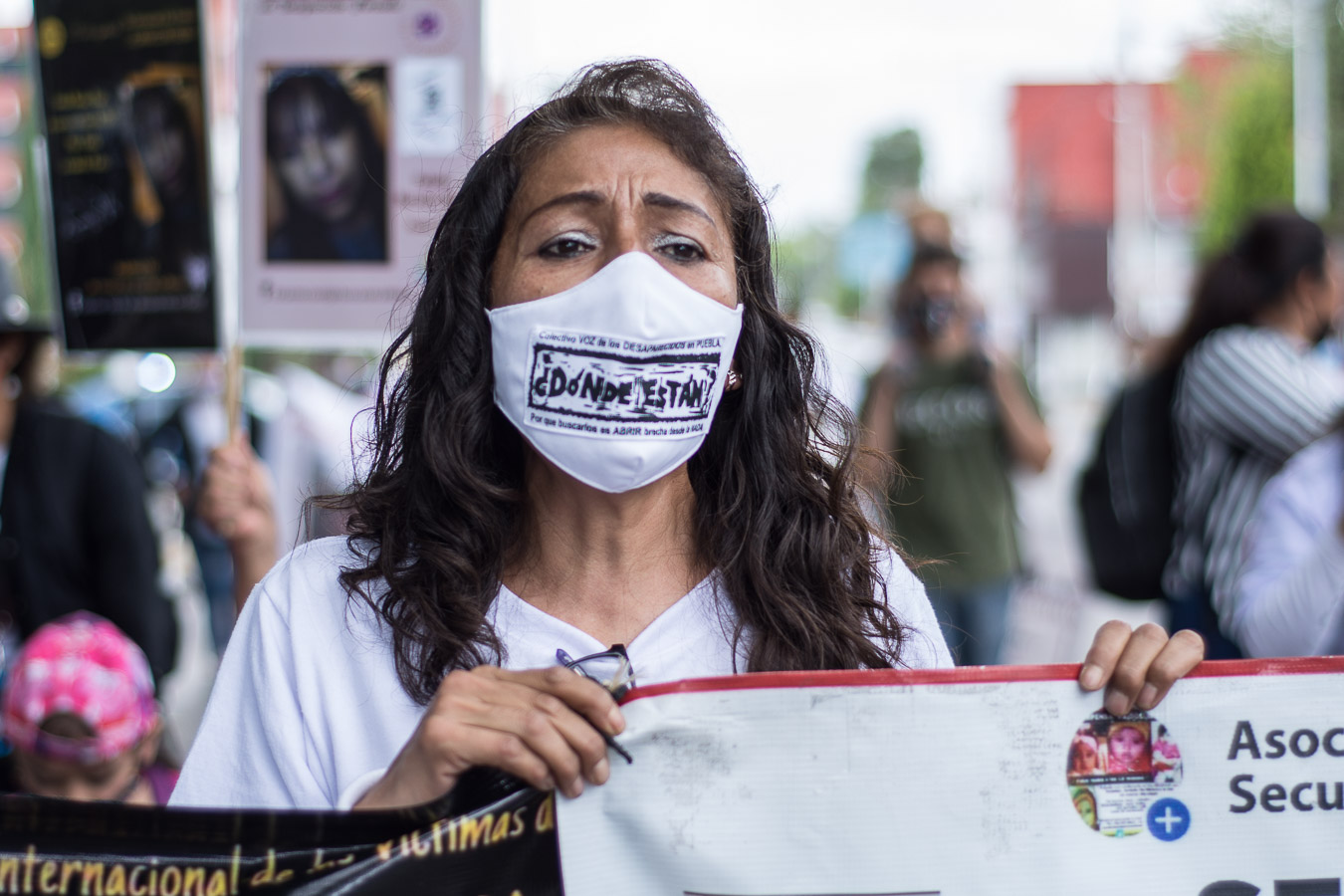 Distintos colectivos de familias de personas desaparecidas realizaron una marcha que inició en la FGE y terminó en Paseo Bravo