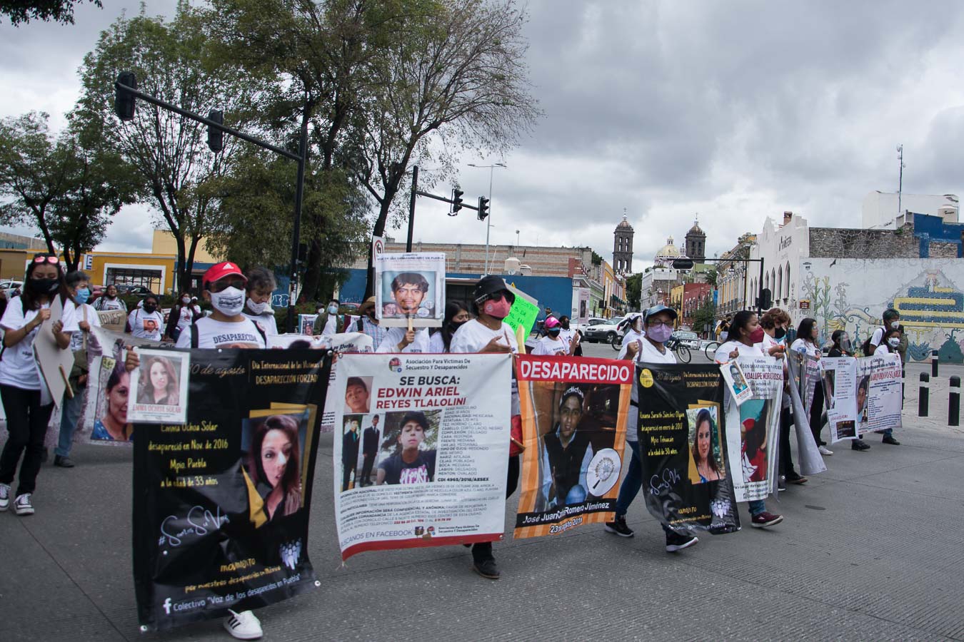 Distintos colectivos de familias de personas desaparecidas realizaron una marcha que inició en la FGE y terminó en Paseo Bravo