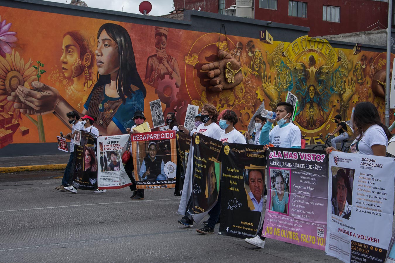 Distintos colectivos de familias de personas desaparecidas realizaron una marcha que inició en la FGE y terminó en Paseo Bravo