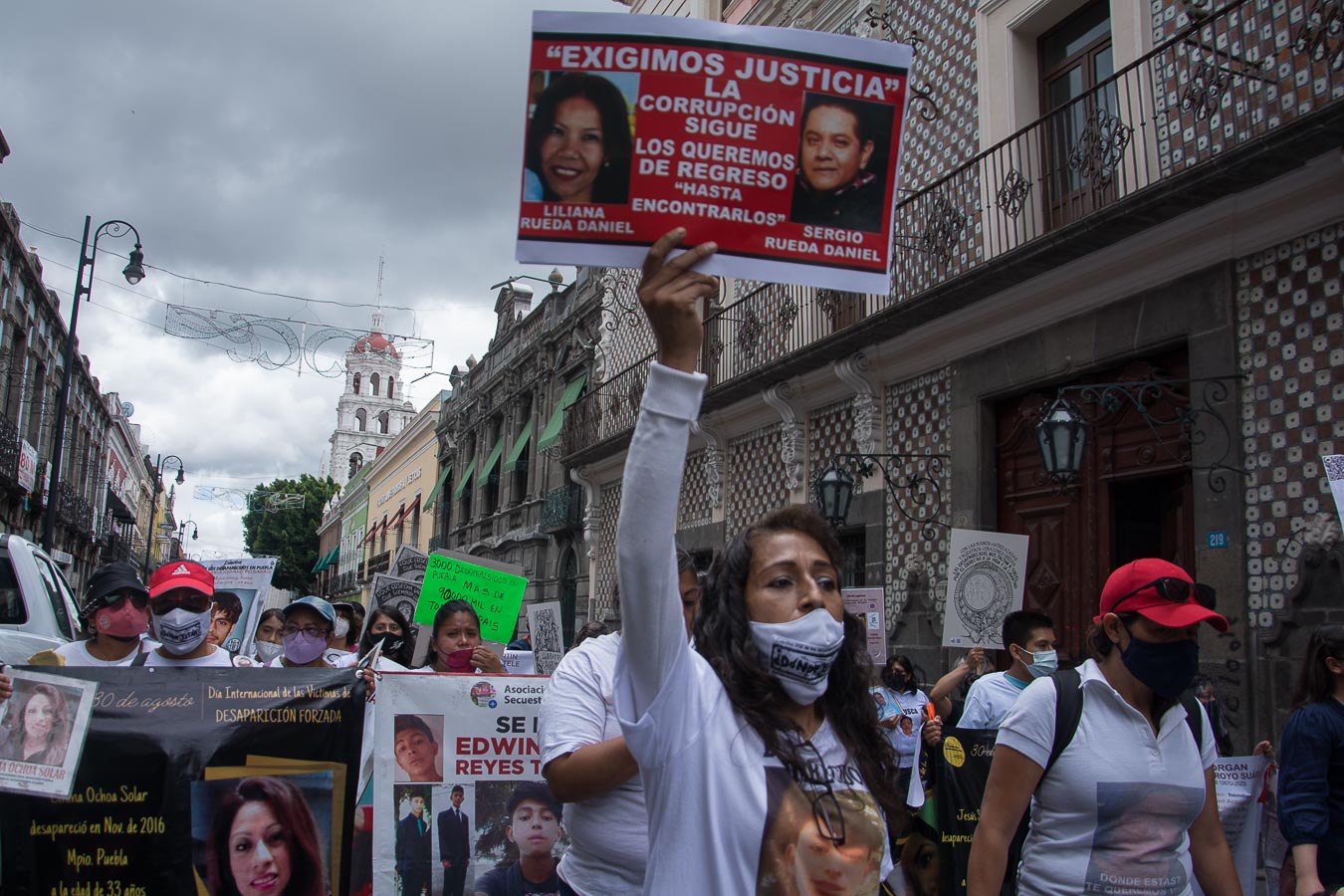 Distintos colectivos de familias de personas desaparecidas realizaron una marcha que inició en la FGE y terminó en Paseo Bravo