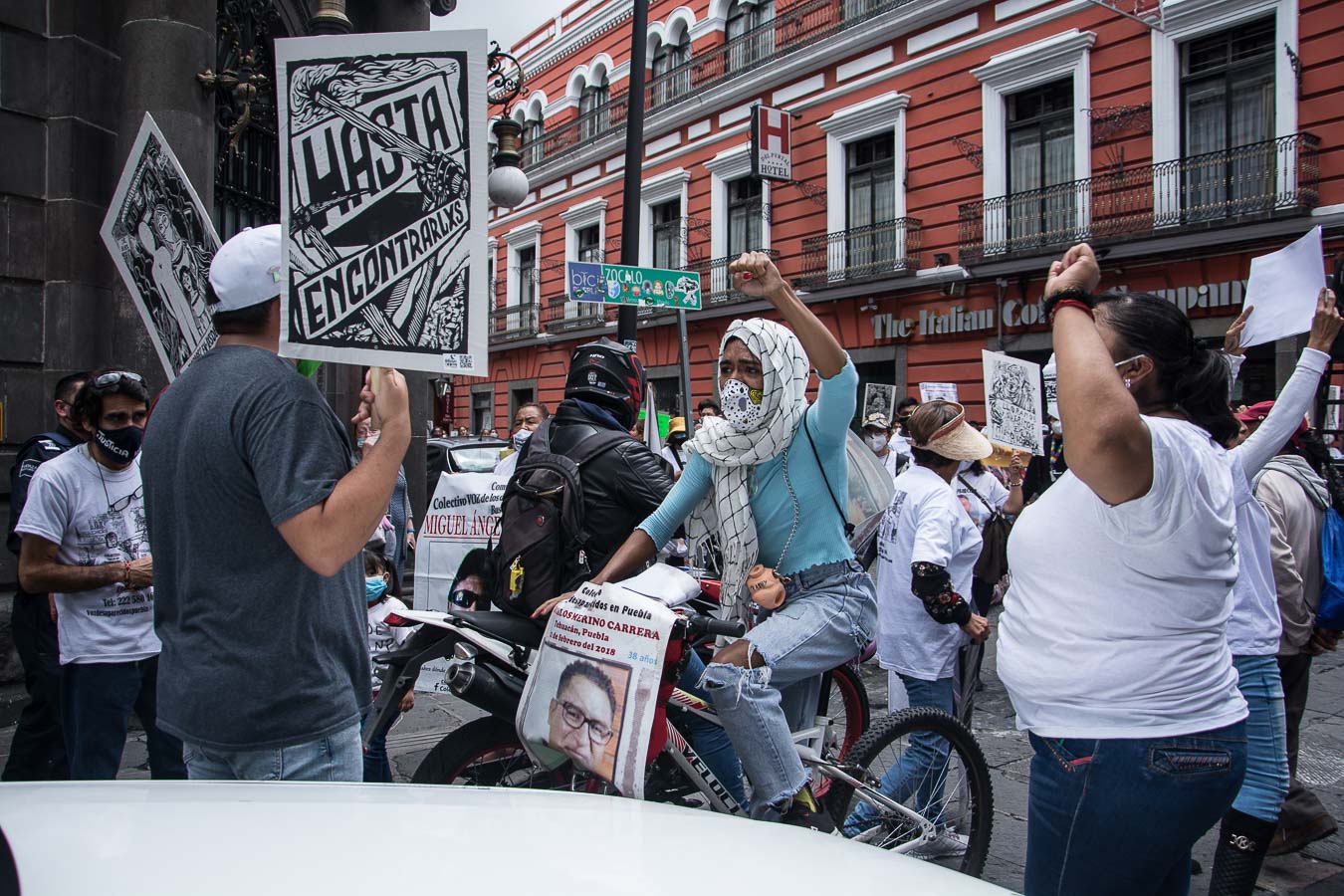 Distintos colectivos de familias de personas desaparecidas realizaron una marcha que inició en la FGE y terminó en Paseo Bravo