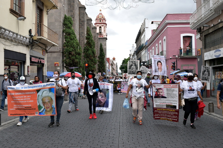 Distintos colectivos de familias de personas desaparecidas realizaron una marcha que inició en la FGE y terminó en Paseo Bravo