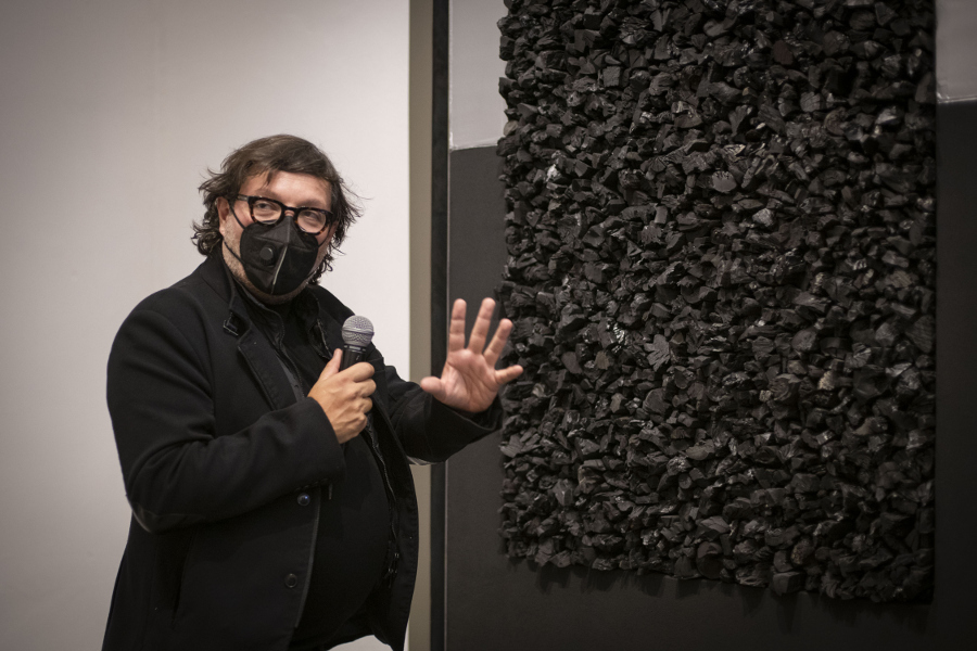 El arte de Rivelino presenta el rastro de la violencia en Víctimas y Victimarios