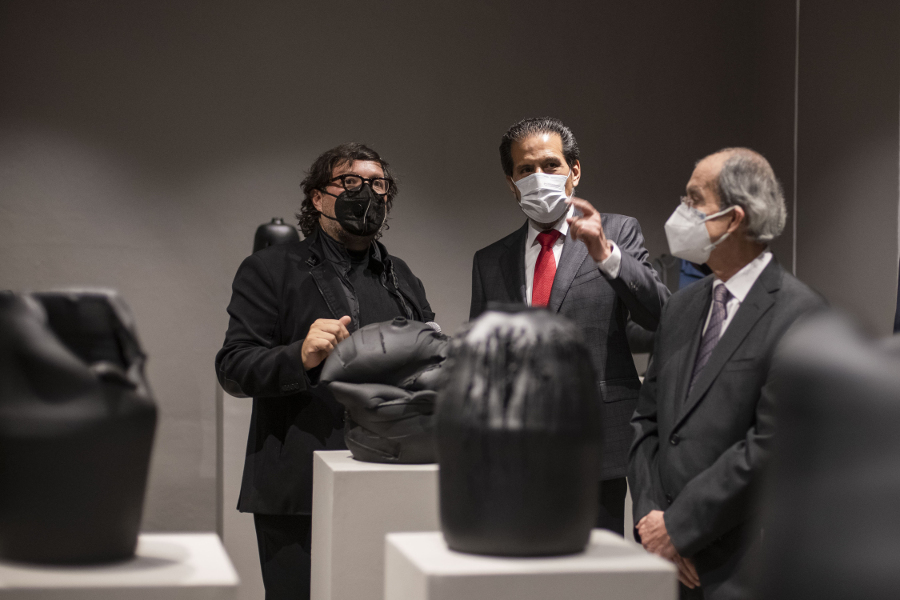 El arte de Rivelino presenta el rastro de la violencia en Víctimas y Victimarios